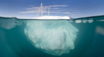 Dinamarca-El velero 'Kamak' de la expedición a Groenlandia navega entre icebergs el 15 de agosto. La expedición, dirigida por voluntarios, busca comprender los efectos del cambio climático.