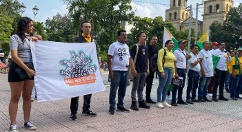 Los  líderes protestaron hasta el mediodía, esperando la llegada del alcalde Jorge Acevedo.