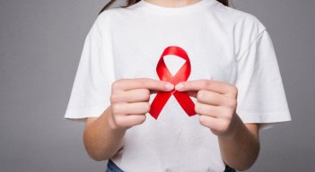 El lazo rojo simboliza el apoyo para las personas VIH positivas y con aquellos que conviven con el SIDA./