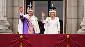 Reino Unido-El rey Carlos III con la corona del estado imperial y la reina Camilla saludan desde el balcón del Palacio de Buckingham, el 6 de mayo.