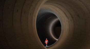 Reino Unido-Un ingeniero civil camina por la 'superalcantarilla' de Londres el 14 de junio