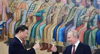 Rusia-El presidente ruso Vladimir Putin y su homólogo de China, Xi Jinping, brindan durante una recepción tras sus conversaciones en el Kremlin de Moscú el 21 de marzo.