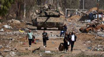  Name Territorios palestinos-Los palestinos huyen hacia el norte en las afueras del sur de la ciudad de Gaza, junto a tanques del ejército israelí el 24 de noviembre, tras un alto el fuego de cuatro días.