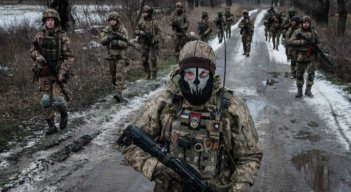 Ucrania- Militares ucranianos caminan por la carretera hacia su base el 4 de febrero, en medio de la invasión rusa de Ucrania.