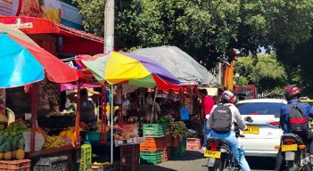 Carretas de vendedores informales invaden espacio público en avenida quinta/Foto Jorge Gutiérrez