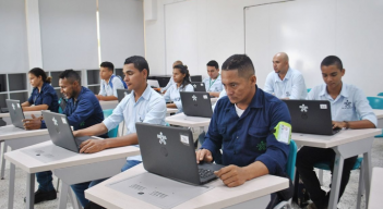 Un grupo de profesionales egresados del Sena adelantan mejoras a la plataforma digital de aprendizaje de la institución. 