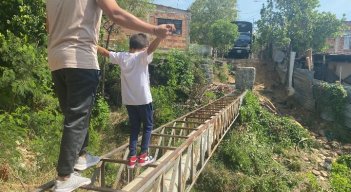 Algunos niños utilizan este 'puente' para ir a una escuela cercana.