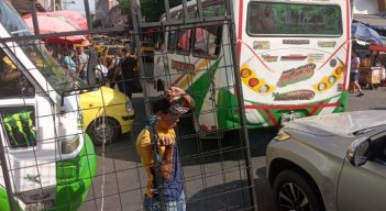El mal parqueo y las ventas informales tienen atascada la movilidad en la avenida 7/Foto Orlando Carvajal/La Opinión