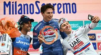 El belga Jasper Philipsen (centro) festeja alborosamente el triunfo en la Milán-San Remo.