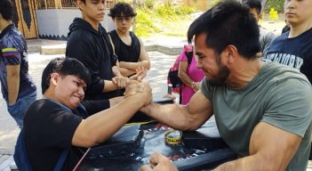 La Lucha de brazos es una nueva alternativa para los jóvenes que buscan otro opción deportiva.