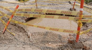 El cráter impide el acceso a las torres de la urbanización. / Foto: Nicolás Mojica. 