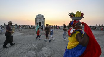 Cartagena es la ciudad más turística de Colombia, en ella se ven sus murallas,  plazas, y edificios coloniales coloridos.