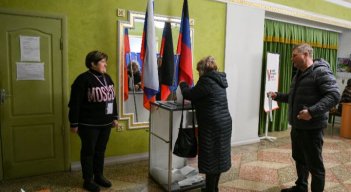 Ciudadanos rusos votan para las elecciones presidenciales