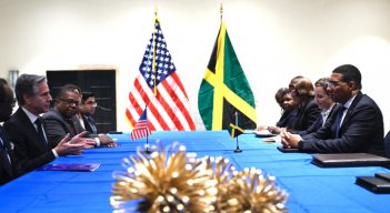 El secretario de Estado de Estados Unidos; Antony Blinken, se reunió con el primer ministro de Jamaica; Andrew Holness, antes de la reunión de emergencia./ Foto: AFP