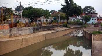 Los residuos de toda la comuna 10 van a parar al desarenador. /Foto: Nicolás Mojica. 