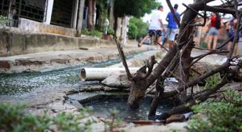 La comunidad improvisó un canal de aguas negras que atraviesa el barrio./ Foto: Carlos Ramirez.,