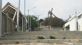 Las escaleras se están deteriorando. / Foto: Nicolás Mojica. 