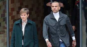 Dani Alves sale de la cárcel acompañado de su abogada la española Inés Guardiola.