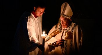 El papa preside la vigilia de Pascua tras las preocupaciones por su salud