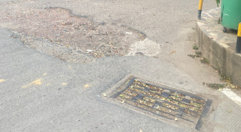 Los malos olores emanan de los alcantarillados de aguas lluvia.
