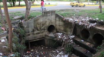 El canal se encuentra a un costado de la glorieta./ Foto: Carlos Ramírez.