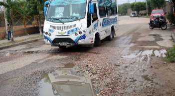 El pésimo estado de la malla vial afecta a la comunidad y al transporte público. /Foto: Carlos Ramirez. 