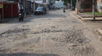 Algunas calles llevan sin ser pavimentadas desde que se fundó el barrio. / Foto: Carlos Ramírez.