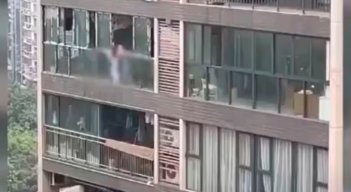 Mujer lanza a su hijo