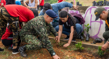 En compañía del Ejército Nacional se hizo la siembra de 800 especies de plantas.