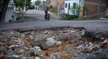 La avenida 6 con calle 8 es una de las vías en peores condiciones que tiene el barrio./ Foto: Carlos Ramirez.
