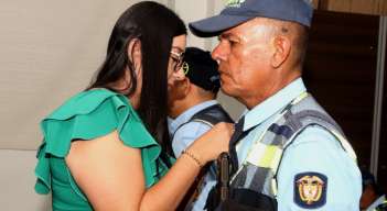 José Jauregui recibe de manos de la directora de Tránsito, Lilibeth Valencia el reconocimiento/Foto cortesía