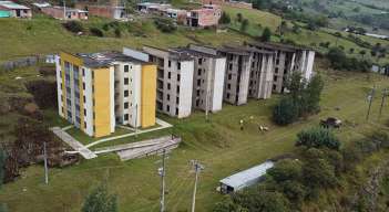 En el proyecto Villa Lina de Chitagá impera el olvido. Levantaron cuatro torres, pero ninguna fue terminada./ Foto Carlos Eduardo Ramírez-La Opinión