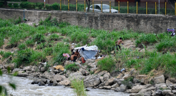 Vecinos y transeúntes observan con preocupación el aumento del número de ‘cambuches’ a los costados del Río Pamplonita.