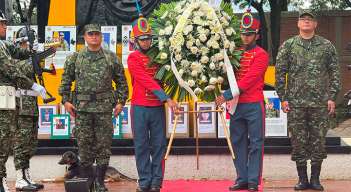 Así fue la entrega de la ofrenda floral.