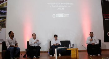José Miguel González (CENS-EPM), Homero Gómez (Carbomax) y Mateo Montebello (Camacol) durante el panel ‘Perspectivas económicas y oportunidades de Cúcuta’, moderado por el rector de la Unipamplona, Ivaldo Torres./ Foto Juan Pablo Cohen-La Opinión