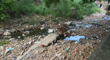 El canal de aguas se ha convertido en un foco de contaminación./ Foto: Lisbeth Vargas/La Opinión