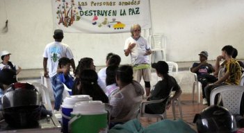 La mayoría de sesiones se hacen en los salones comunales de los barrios./ Foto: Carlos Ramírez.
