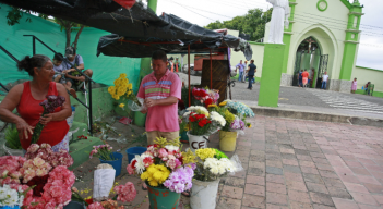 Deudos piden poder llevar flores a sus difuntos en el Día de Las Madres.