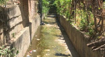 En el canal ya se pueden ver pozos sépticos./ Foto: Nicolás Mojica.