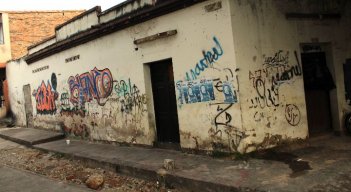 La casa está llena de grafitis y se encuentra en deterioro./ Foto: Carlos Ramírez. 