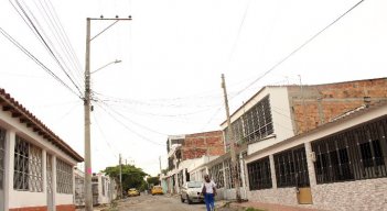 Las luminarias que están en el barrio no funcionan. / Foto: Carlos Ramírez.