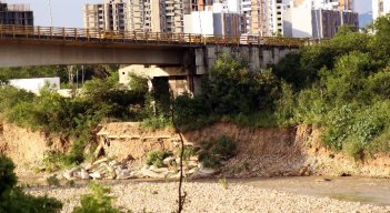 Los cimientos del puente están a solo 6 metros del río Pamplonita./ Foto: Carlos Ramírez.