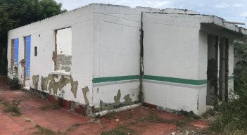 El antiguo puesto de salud está en ruinas, por eso la comunidad pide que lo tumben./ Foto: Nicolás Mojica. 