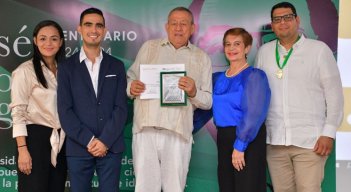 Ciro Alfonso Pérez (centro) recibió el reconocimiento al Profesor Bolivariano Emérito. / Foto: Cortesía / La Opinión
