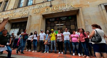 Docentes provisionales protestan frente a la Alcaldía de Cúcuta. Foto cortesía