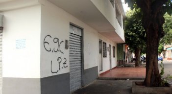 Los grafitis fueron pintados alrededor de toda la cuadra./ Foto: La Opinión.