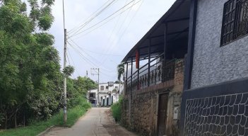 El muro de contención está empezando a ceder hacia el caño.