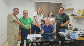 Representantes de los sindicatos de la salud del departamento apoyan al gerente del Erasmo Meoz, Hernando José Mora./Foto cortesía