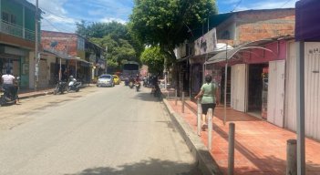 Establecimientos comerciales de todo tipo se pueden encontrar sobre la avenida 2./ Foto: Nicolás Mojica.