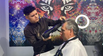 Alexander le explica a cada cliente el procedimiento a seguir con su cabello. / Foto: Valentina Robles / La Opinión